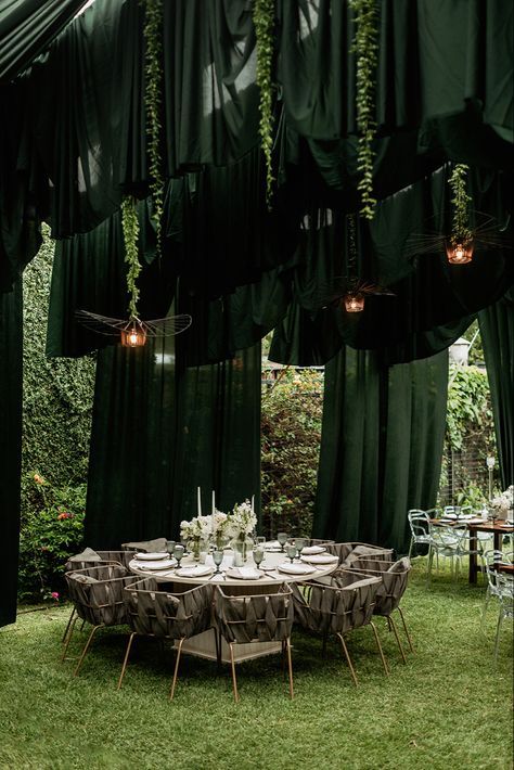 Green Draping Wedding, Black Garden Wedding, Villa Bokeh Wedding, Black And Green Decorations Party, Outdoor Tent Decorations, Black Tablescape, Garden Theme Party, Rainforest Theme, Jungle Wedding