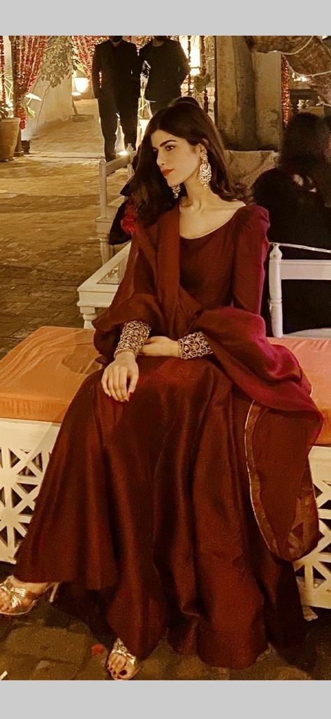 Maroon Long Dress Indian, Maroon Desi Outfit, Red Chiffon Dress Pakistani, Simple Red Wedding Dress Pakistani, Maroon Desi Dress, Maroon Gowns For Wedding, Maroon Indian Dress, Red And Maroon Outfit, Red Eid Outfit