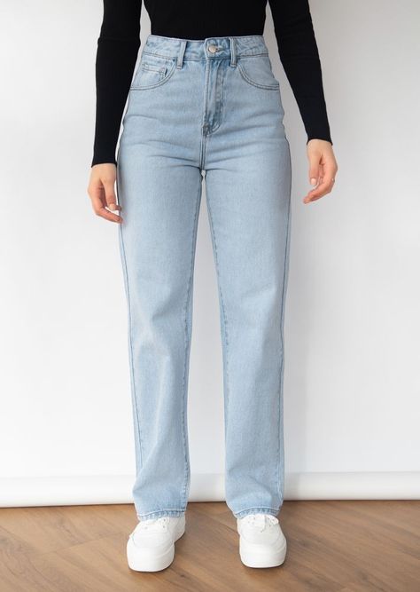 Comfy Jeans Outfit, Trending Tops, Straight Jeans Outfit, Casual Work Outfits Women, Straight Leg Jeans Outfits, Outfits Con Jeans, Blue Mom Jeans, Look Jean, Jeans Outfit Women