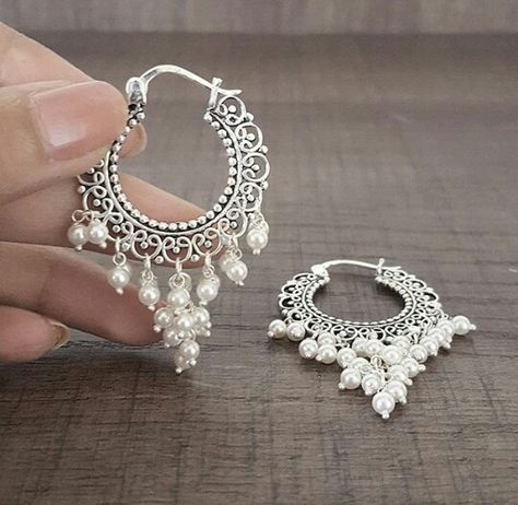 لایا ہوں آپ کے لیئے چاندی کی بالیاں  کانوں میں ڈال کر انہیں سونا بنائیے Indian Jewelry Earrings, Antique Silver Jewelry, Fancy Jewellery Designs, Indian Jewellery Design Earrings, Silver Jewelry Earrings, Jewelry Design Earrings, Indian Wedding Jewelry, Fancy Jewellery, Gold Earrings Designs