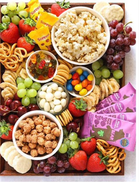 Movie Platter, Movie Night Board, Best Charcuterie Board Ideas, Healthy Charcuterie Board, Snacks Board, Charcuterie Board Ideen, Best Charcuterie Board, Movie For Kids, Popcorn Movie