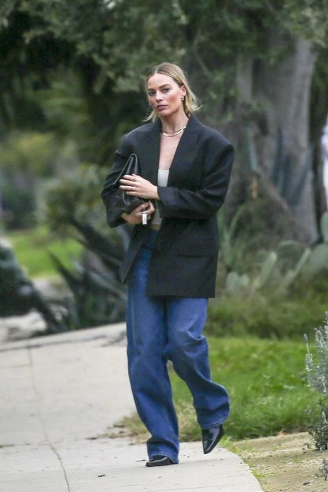 Margot Robbie Goes Back to Basics in the Same Jeans That Jennifer Lawrence Loves Margot Robbie Style, Mid Heel Ankle Boots, Kitten Heel Boots, Wide Boots, Vogue Uk, Pointed Toe Boots, Outfit Jeans, Bag Trends, Margot Robbie