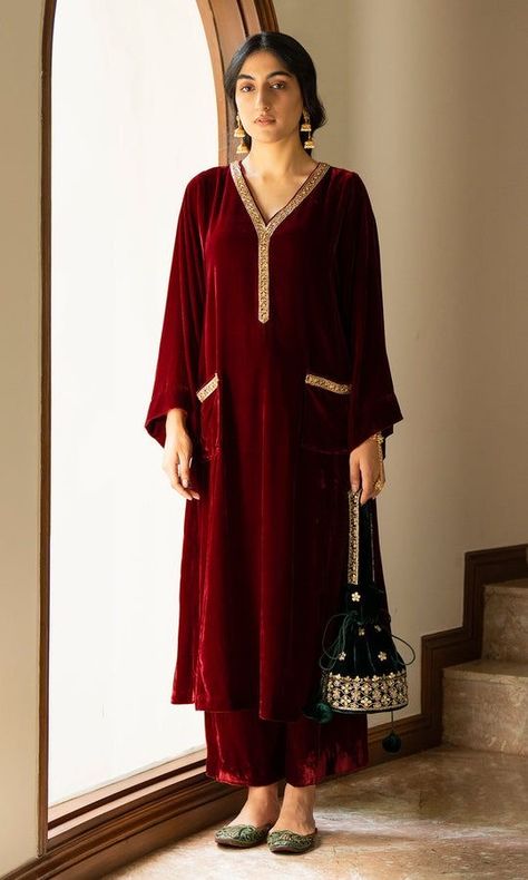 Velvet Kurta Designs, Pakistani Wedding Bridesmaids, Wedding Bridesmaids Dress, Velvet Suit Design, Indian Dress Up, Velvet Kurta, Kurta With Palazzo, Dress Pakistani, Velvet Dress Designs