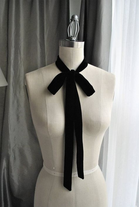 NEW Black Silk Velvet Unique and simple neck tie/can be worn many different ways/Black silk/Bow/Bow Women Bow Tie Outfit, Bow Tie Women, Bow Choker, Bow Scarf, Velvet Tie, Choker Black, Tie Women, Black Neck, Bow Bow