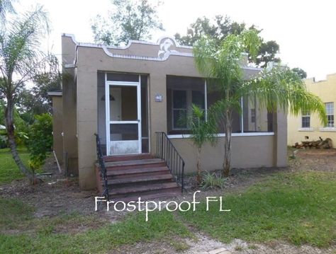 Under $100K Sunday - c.1925 Art Deco Cottage For Sale in Frostproof FL - Old Houses Under $50K #artdecohomes #floridahomes #cheapoldhouses #oldhousesunder100k Art Deco Cottage, Art Deco House, Art Deco Homes, Play Park, Deco House, Art Deco Home, City Limits, Detached Garage, Clock Tower