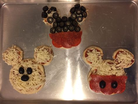 Mickey Pizza, Mickey Mouse Pizza, Disney Pizza, Disney Christmas Party, Mickey First Birthday, Disney Dinner, Cookie Pizza, Baby Sitting, Baby Foods