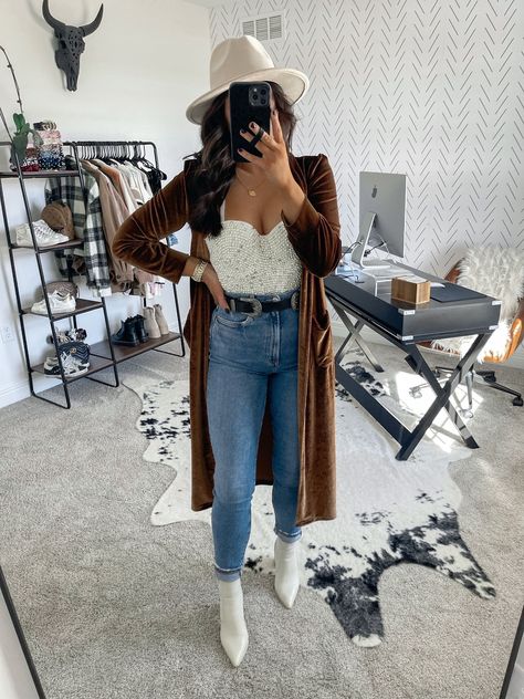 Velvet Duster Outfit, Western Belt Outfit, White Booties Outfit Fall, Western Belts Outfit, White Booties Outfit, Western Boho Outfits, Boho Western Outfits, Booties Outfit Fall, Duster Outfit