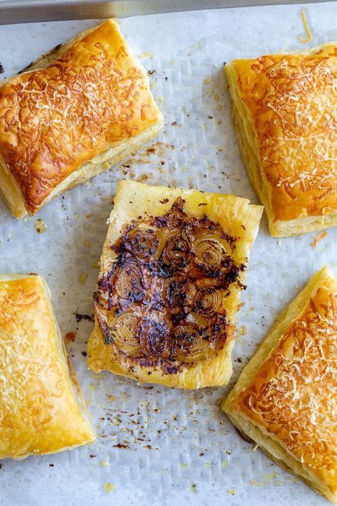 These French Onion Tarts are going viral on tiktok and for VERY good reason! They're so simple to make and absolutely delicious. Onion Tart Puff Pastry, Onion Puff Pastry, Tart Puff Pastry, French Onion Tart, Yummy Things To Bake, Breakfast Cocktails, Onion Tart, Puff Pastry Tart, Pork Dinner