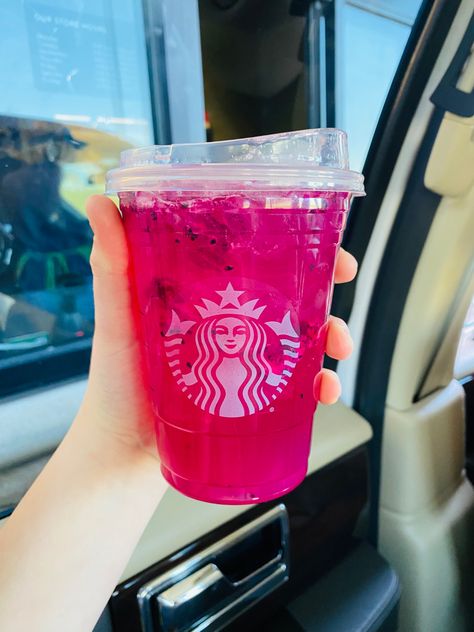 Dragon fruit 🐉 Starbucks Drinks Dragon Fruit, Dragon Fruit Lemonade, Fruit Du Dragon, Drink Art, Ice Dragon, Mango Fruit, Starbucks Recipes, Street Style Outfits Men, Pink Vibes