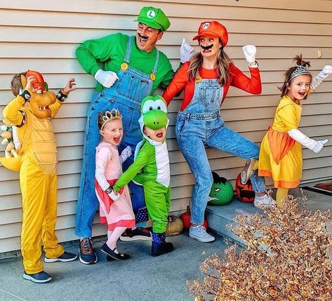 Costume Ideas For Family, Costume Halloween Famille, Matching Family Halloween Costumes, Disney Family Costumes, Mario Halloween Costumes, Super Mario Costumes, Family Themed Halloween Costumes, Sibling Halloween Costumes, Mario Costume