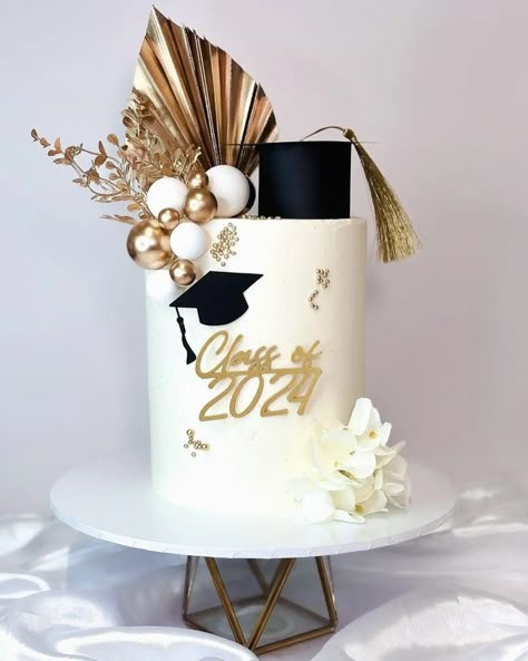 13 Amazing Graduation Cake Ideas For Beginner And Pro Bakers. - The Perfect Cake Idea Cake Ideas For Graduation Party, Get Together Cake Design, Graduation College Cake, Cake Decorating Graduation, Class Of 2024 Cake Ideas, High School Graduation Cakes 2024, Ideas For Graduation, Graduation Cake Designs 2024, Graduation Cakes For Men