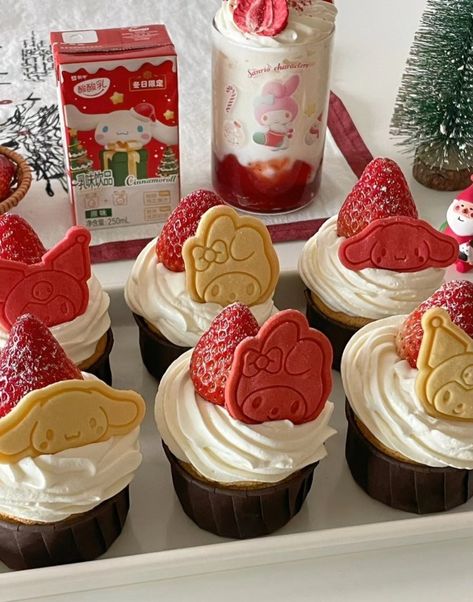 My Melody Cupcakes, Sanrio Baking, Sanrio Cupcakes, Kuromi Food, French Dessert Recipes, Hello Kitty Cupcakes, French Dessert, Cute Baking, Cute Snacks