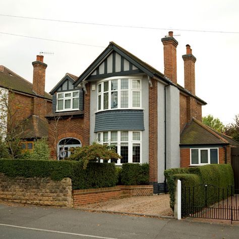 From large rooms to stained glass, there are plenty of reasons to love living in your 1930s home. We've fallen for the bay windows and mock-tudor frontages too 1930 House Exterior, 1930s House Exterior Uk, 1930s House Extension, 1930s House Exterior, Bay Window Exterior, Tudor House Exterior, Christmas House Tour, Exterior Christmas, 1950s House