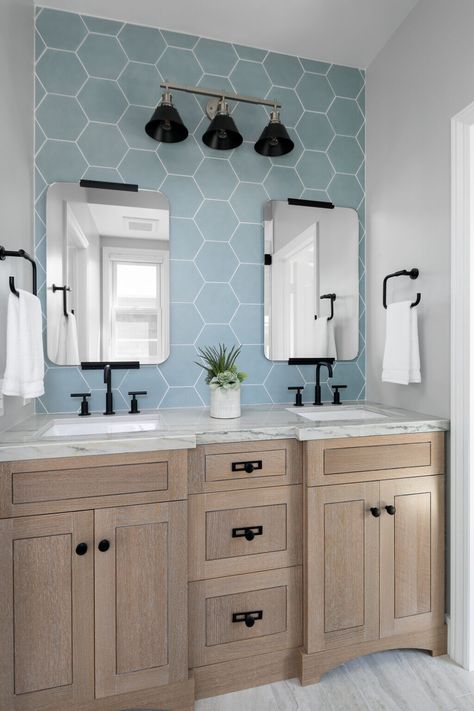 Jack N Jill Bathroom Ideas, Light Blue Bathroom, Beach Style Bathroom, Blue Bathroom Tile, Beach House Bathroom, Coastal Bathrooms, Jack And Jill Bathroom, Jack And Jill, Beach Bathrooms