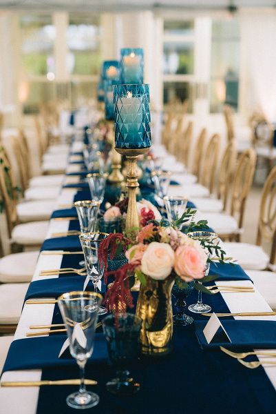 Stunning luxury wedding with velvet navy table runner, gold flatware, blush and burgundy florals by Sage Nines. Table Runner Ideas, Wedding Table Pink, Navy Table, Long Table Wedding, Winter Wedding Table, Wedding Table Runner, Tafel Decor, Jewel Tone Wedding, Jewel Wedding