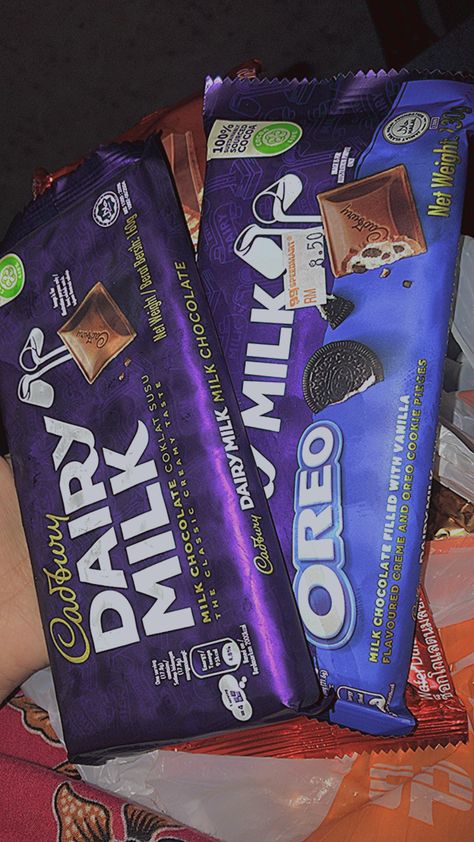 Dairy Milk Oreo Chocolate, Dairy Milk Chocolate Aesthetic, Chocolate Prank, Coklat Dairy Milk, Chocolate Cadbury Dairy Milk, Coklat Cadbury, Food Prank, Dairy Milk Chocolate Snap, Boyfriend Haircut