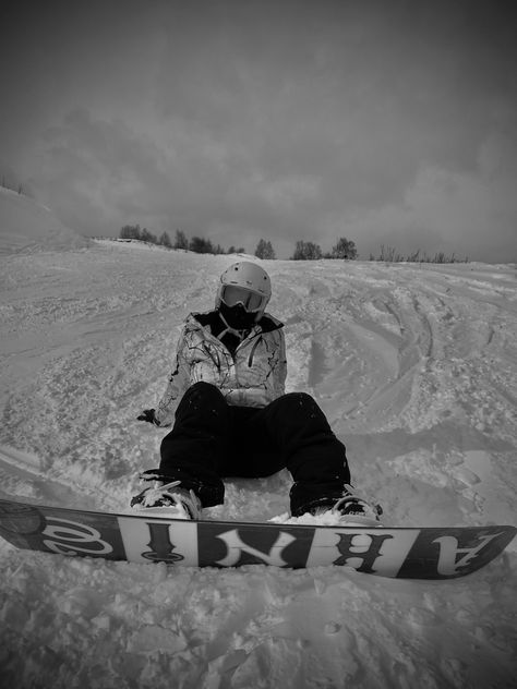 #snowboard #snowboarding #snow #girl #photoidea #blackandwhite Snowboarding Girl, Snowboard Girl, Snow Trip, Snow Girl, Ski Season, Aesthetic Dark, White Photos, Ski And Snowboard, Dark Aesthetic