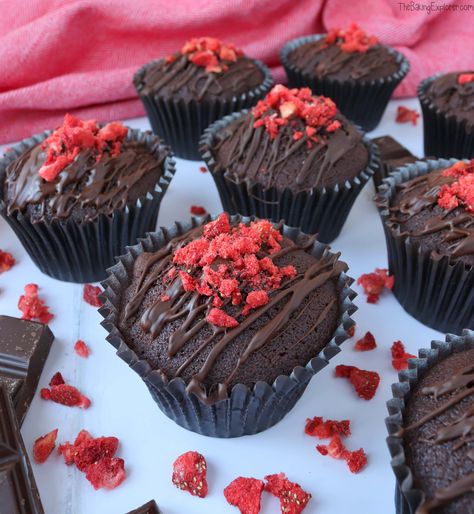 Double Chocolate & Strawberry Muffins Chocolate Strawberry Muffins, Muffins Decoration, Strawberry Fudge, Vegan Carrot Cake, Strawberry Kitchen, Simple Muffin Recipe, Strawberry Muffins, Vegan Carrot Cakes, Lemon Muffins