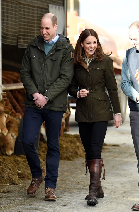 Principe William, Kate Middleton Outfits, Farm Clothes, Catherine Duchess Of Cambridge, Middleton Style, Barbour Jacket, Kate Middleton Style, Duchess Catherine, William And Kate