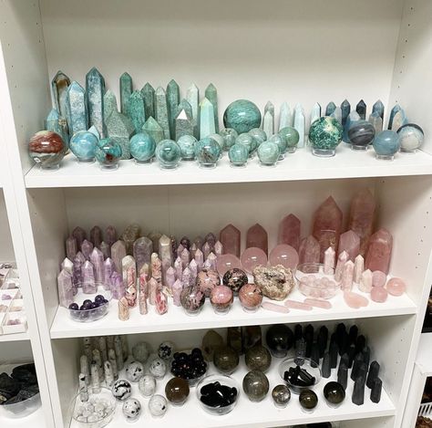 Crystal Collection Display, Carcase Iphone, Crystal Room Decor, Crystals Collection, Crystal Room, Magia Das Ervas, Crystal Altar, Crystal Vibes, Crystal Shelves