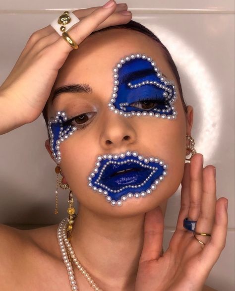 @blorymakeup on insta Really Cool Makeup Looks, Funky Makeup Looks Creative, Creative Art Makeup Looks, Blue Creative Makeup, Drag Inspired Makeup, Artistry Makeup Looks, Balloon Makeup, Avant Garde Makeup Creative, Artistic Makeup Creative