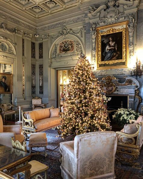 Christmas at the Buckingham Palace بيوت ملكية, Christmas Palace, Christmas Beauty, Christmas Interiors, Christmas Feeling, Alam Yang Indah, Christmas Aesthetic, Christmas Inspiration, Decoration Design