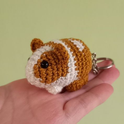 Llavero de Cuy tejido a crochet con manchas de color marron y beige y cada oreja de diferente color Ideas Para Tejer, Crochet Jewelry Patterns, Ideas Crochet, Amigurumi Free, Amigurumi Free Pattern, Crochet Jewelry, Jewelry Patterns, Crochet Toys, Crochet Amigurumi