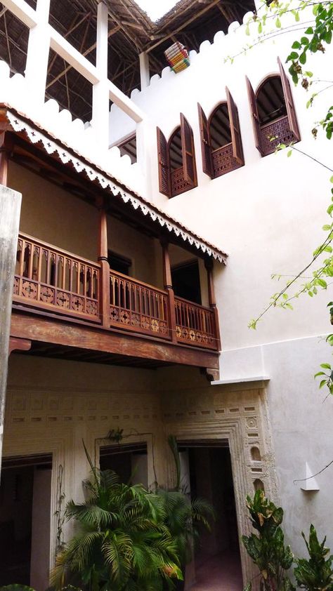 swahili architecture, kenya. Lamu House, Swahili House, Lamu Island, Lamu Kenya, Interior Balcony, African Architecture, Asian Architecture, Traditional Houses, Village House Design