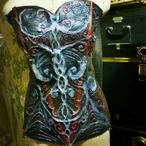 DIY FEMALE ARMOR: Made a basic corset form, applied hot glue in a Celtic design, now to paint black and dry brush metallic finish. Hot Glue Corset, Metal Corset, Metal Armor, Female Armor, Paint Black, Diy Costume, Celtic Design, Dry Brush, Diy Metal