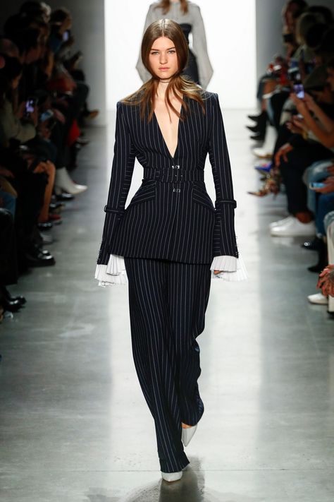 Woman Suit Fashion, Hope Mikaelson, Suit Women, Jonathan Simkhai, British Vogue, Fashion Fall, Vogue Runway, Blazer Outfits, Fashion Show Collection