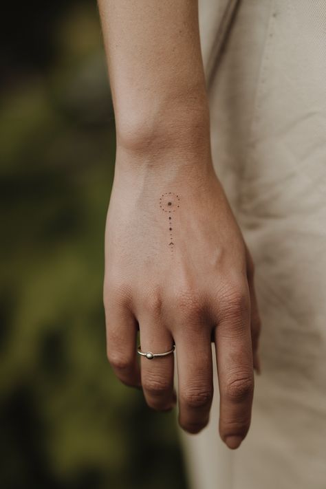 32 Minimalist Tattoos: Line Art Designs for Bold Minimalist Lovers Minimalist Tattoo Freedom, Conductor Tattoo, Mini Tattoo Ideas With Meaning, Tattoos Line Art, Freedom Symbol, Tiny Tattoos With Meaning, Freedom Tattoo, Meaningful Tattoo Ideas, Abstract Art Tattoo