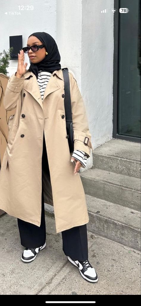 Beige Coat Hijab Outfit, Hijab Trench Coat Outfit, Beige Trench Coat Outfit Hijab, Autumn Hijab Outfit Ideas, Trench Coat Hijab Outfit, Hijabi Trench Coat Outfit, Trench Coat Outfit Hijab, Beige Coat Outfit Winter, Trenchcoat Outfits