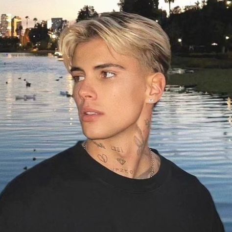 Middle Part Hairstyles Men Blonde, Men’s Hair Blonde, Quiff Hairstyles Men Short, Haircut For Men Blonde, Blonde Man Haircut, Blond Highlights Men, Short Blonde Hairstyles Men, Men’s Hair Styles Blonde, Blonde Hair Dye Men