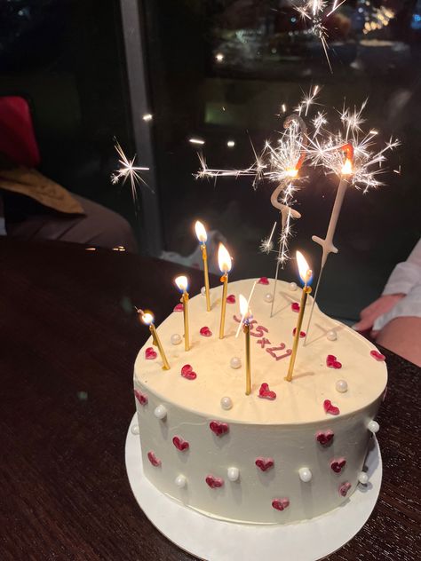 21st Birthday Cake 2023, 21 Birthday Cake Aesthetic, Vegas Birthday Cake, Cake With Hearts, Cake 21st Birthday, 27th Birthday Cake, 21st Bday Cake, 21 Cake, Aesthetic Birthday Cake