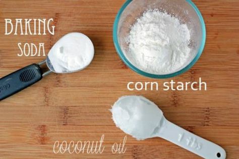 Mix corn starch, baking soda, and coconut oil together to create all natural deodorant How To Make Cornstarch, Make Your Own Deodorant, Deodorant Recipes, Diy Deodorant, Homemade Deodorant, All Natural Deodorant, Eco Friendly Beauty, Natural Beauty Diy, Astuces Diy