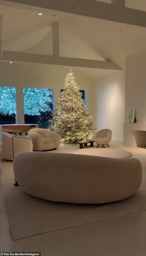 Kardashian Christmas, Kardashian Home, Interior Design Per La Casa, Room Deco, Dream House Interior, Minimalist Living, A Living Room, The Room, Dream Home Design