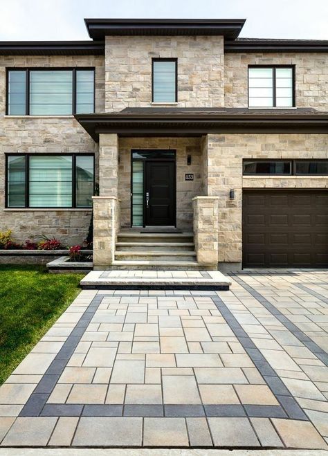 Driveway Inspiration, Beautiful Houses Exterior, Modern Driveway, Exterior Wall Tiles, Detail Arsitektur, Front Wall Design, Exterior Tiles, Driveway Design, Wall Tiles Design