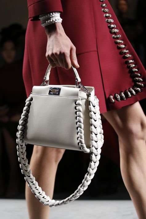 Bolsa branca fendi: acessório desejo! elegantérrima! Runway Bags, 2016 Runway, Fendi Handbag, Fendi Peekaboo, Kelly Bag, Handbag Heaven, Hermes Handbags, Best Bags, Fendi Bags