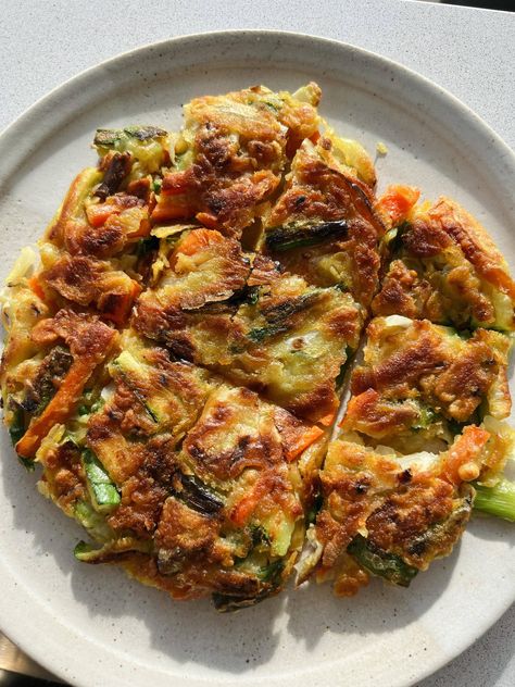 Yachaejeon: Korean Vegetable Pancakes Korean Vegetable Pancakes, Korean Pancake Recipe, Veggie Pancakes, Korean Vegetables, Vegetable Fritters, Korean Recipe, Vegan Recepies, Cauliflowers, Vegetable Pancakes