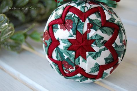 Christmas Floral Arrangements Diy, Quilted Fabric Ornaments, Quilted Christmas Tree, Folded Star, Fabric Ornament, Crafts For Christmas, Christmas Ornament Ideas, Quilted Ornaments, Christmas Floral Arrangements