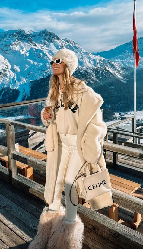 Aspen Outfit Winter, Ski Trip Fashion, Ski Outfit Men, Ski Resort Outfit, Winter Ski Fashion, Funny Reviews, Mode Au Ski, Ski Trip Outfit, Apres Ski Outfits