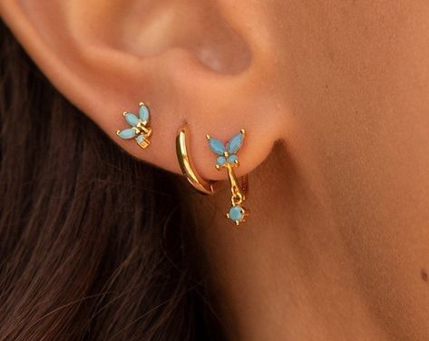 Blue Earings Piercings, Gold Turquoise Earrings, Turkoise Earrings, Dainty Silver Earring Stack, Beachy Earring Stack, Earring Set Ideas, Gold And Turquoise Jewelry, Earring Combinations, Beachy Earrings