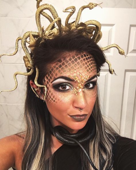 Lots of inspiration, diy & makeup tutorials and all accessories you need to create your own DIY Medusa Costume for Halloween. Diy Medusa Costume, Costume Medusa, Medusa Halloween Costume, Medusa Headpiece, Make Up Diy, Medusa Costume, Halloween Make-up Looks, Halloweenský Makeup, Halloween Costumes Makeup