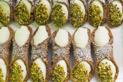 Authentic Italian Cannoli Recipe, Italian Cannoli Recipe, Sfogliatelle Recipe, Italian Cannoli, Cannoli Filling, Cannoli Recipe, Fried Dessert, Cannoli Cream, Italian Recipes Dessert