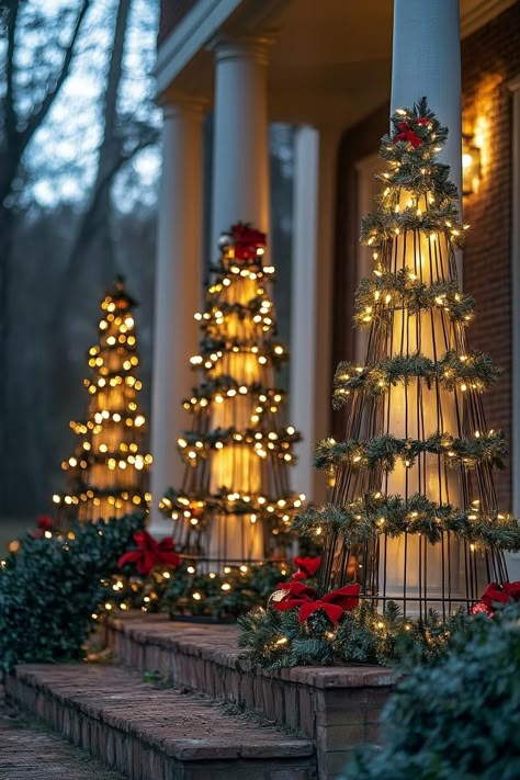 Diy Christmas Decoration Outdoor, Outdoor Christmas Trees Ideas, Outdoor Xmas Tree Ideas, Outdoor Christmas Tree Decor, Tall Christmas Decorations, Christmas Front Yard Ideas, Christmas House Exterior Decoration, Tomato Cage Christmas Tree Outdoor, Christmas Decorations Ideas Outdoor