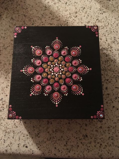 Acrylic dot mandala box by Deborah Zitella Box Mandala Art, Mandala Box Design, Painted Mirror Art, Painting Corner, Star Mandala, Mandala Jewelry, Easy Mandala Drawing, Mandala Art Therapy, Simple Mandala