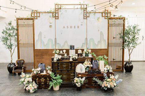 A fusion of traditional Korean heritage with contemporary flair inspired by the adorable book, The ⁠World Needs Who You Were Made to Be!⁠
.
Design/ planning: @skymeadowplace⁠
Photographer: @sykimphotography⁠
cookies: @janice.w0ng⁠
Floral Rice cake: @dalcomcake_usa⁠
Florist: @8thstreetflorist⁠
Venue: @lapetiterosevenue⁠
Fatcaroons: @dani_macaron⁠
.
#firstbirthday #partyideas #moderntraditional #partydecor #birthdaycake #mountains #hotairballoons #partygraphics #whoyouweremadetobe Korean Heritage, Korean First Birthday, Be Design, Dessert Bar, Traditional Korean, Modern Traditional, Wedding Coordinator, Design Planning, Party Planner