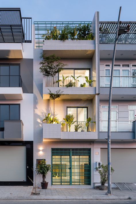 Apartment Building Exterior, Morden House, Small Apartment Building, Narrow House Designs, Townhouse Exterior, Apartments Exterior, Apartment Exterior, Small Condo, Modern Small House Design