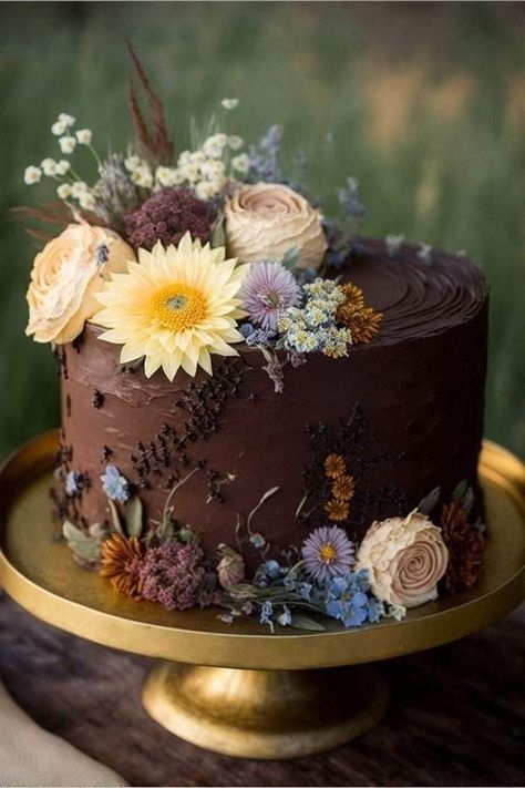 Golden Anniversary Party Ideas, Beautiful Chocolate Cake, Anniversary Party Ideas, Golden Anniversary Party, Wildflower Cake, Cake With Layers, Textured Buttercream, Chic Cake, Fresh Flower Cake