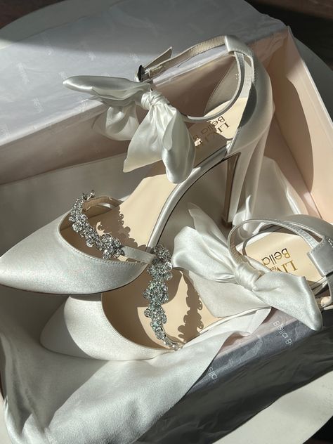 Pretty Heels, Classy Wedding Dress, Fashion Shoes Heels, Shoes Outfit Fashion, Beautiful Heels, Wedding Hijab, Bridal Heels, Wedding Shoes Heels, Heels Classy